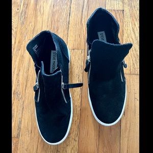 Steve Madden black high top zip up sneakers, size 7